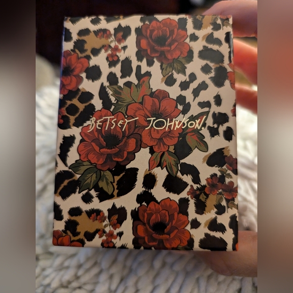 Betsey Johnson Daizy watch NIB - Picture 3 of 4